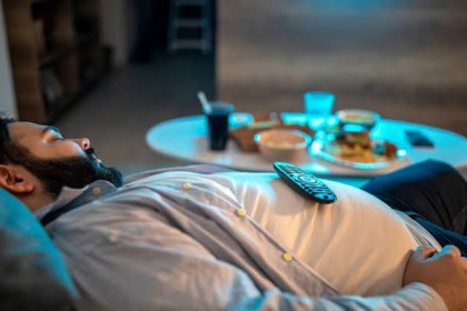 لماذا نشعر بالنعاس بعد تناول وجبة كبيرة؟