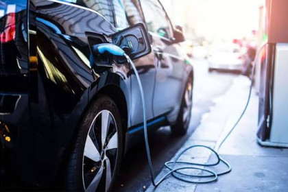 من طوابير الوقود إلى شحن السيارة في المنزل.. هل تتجه فلسطين نحو السيارات الكهربائية؟