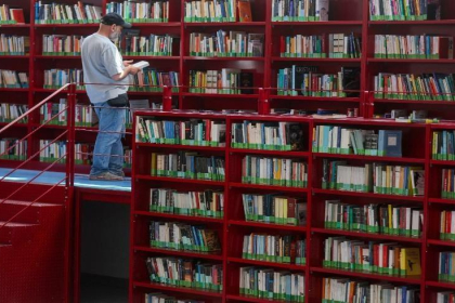 كتب الذكاء الاصطناعي تحاصر المؤلفين.. دراسة تكشف خسائر سوق النشر