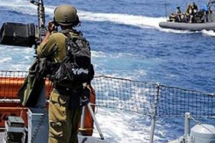زوارق الاحتلال تطلق نيرانها نحو سواحل مدينة غزة وخان يونس