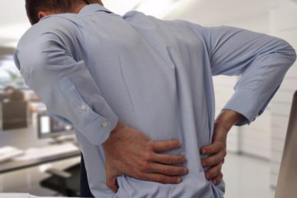 لماذا تزداد آلام الظهر في الخريف والشتاء؟