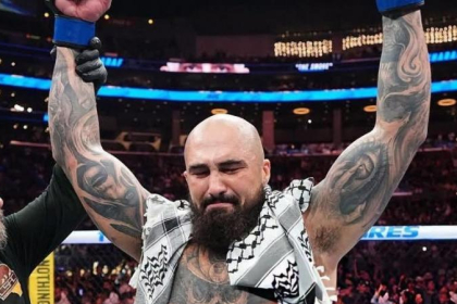 زلزال في الـ"UFC".. مقاتل فلسطيني يطيح بخصمه الأمريكي في 12 ثانية ويهتف بالـ"كوفية": فلسطين حرة