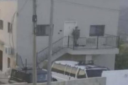 الاحتلال يجبر عائلة في بلدة كوبر على إخلاء منزلها