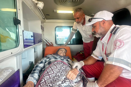 إجلاء 15 مريضا و17 مرافقا واستقبال 32 عائدا من مصر