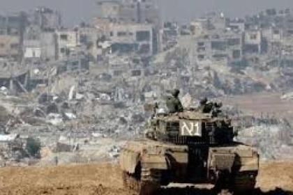 آليات الاحتلال تتوغل شرق دير البلح وتطلق النار تجاه منازل وخيام النازحين