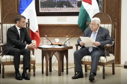 فرنسا تضغط على الرئيس عباس: لا تؤجلوا الانتخابات ولا تحرموا الفلسطينيين من حق الاختيار