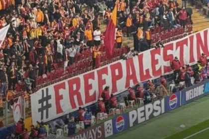 "فلسطين حرة" تهز مدرجات غلطة سراي التركي أمام برشلونة