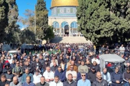 عشرات الآلاف يؤدون صلاة الجمعة في المسجد الأقصى وسط اجراءات "إسرائيلية" مشددة