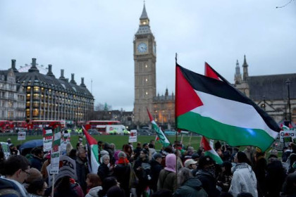تسريب صادم: إسرائيل توسلت لستارمر لتأجيل الاعتراف بفلسطين خوفًا على الرهائن