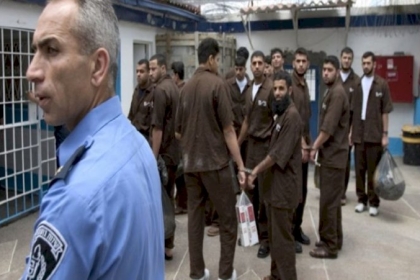 الحكم على أسير من نابلس وتحويل آخر للاعتقال الإداري