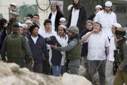 مواطنون يشاركون في مسيرة منددة باعتداءات المتسوطنين في سلفيت