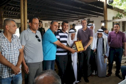 شاهد: حركة فتح بمحافظة الوسطى تزور عائلة الأسيرين عبد الرحيم وعاكف أبو هولي