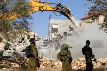قوات الاحتلال تهدم منشآت تجارية شمال شرق القدس المحتلة