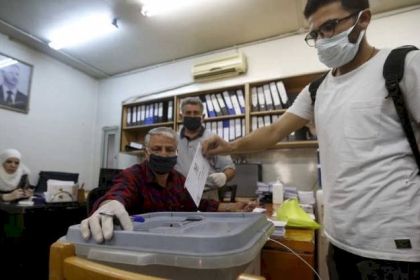 السوريون يتوجهون لمراكز الاقتراع لانتخاب برلمان جديد