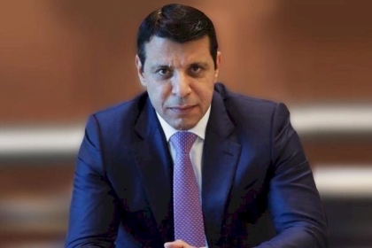 دحلان يهنئ الأسير المحرر كريم يونس بالإفراج عنه من سجون الاحتلال