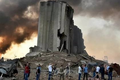 الحكومة اللبنانية تضع المسؤولين بمرفأ بيروت تحت الإقامة الجبرية.