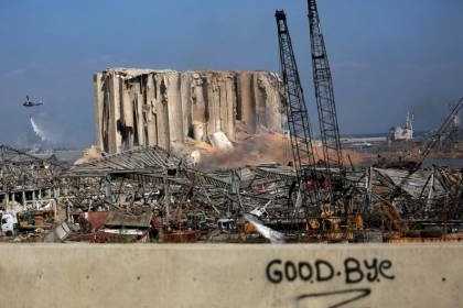 ماكرون نقل رسالة اسرائيلية الى القيادة اللبنانية بشأن انفجار بيروت.. اليك تفاصيلها