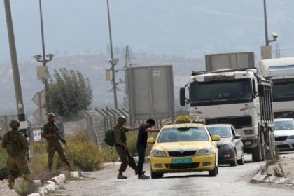 الاحتلال يغلق حاجز حوارة ويعترض موكب الشهيد عمار مفلح