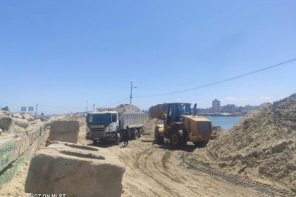 سلطة الموانئ البحرية تشرع بتعميق حوض ميناء غزة البحري