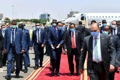رئيس الوزراء المصري يصل الخرطوم