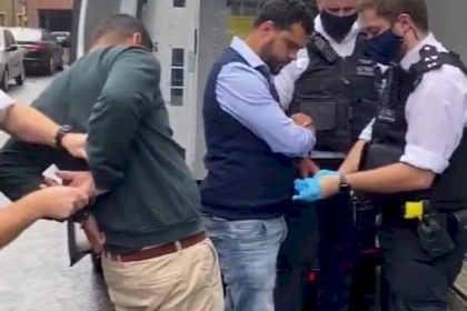 بالصور: مطالبة باقالة السفير واطلاق سراح الطلاب المحتجزين لدى الشرطة البريطانية 