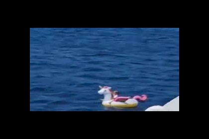 فيديو صادم لطفلة تائهة في عرض البحر على بالون سباحة في اليونان