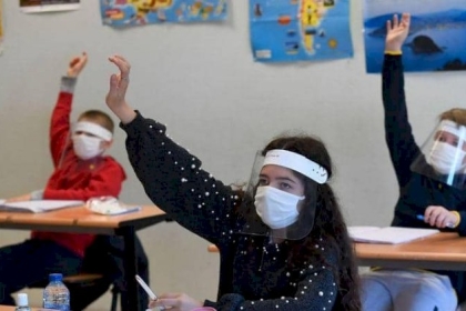 كورونا وعودة المدارس.. دراسة حديثة "تثلج صدور الآباء"