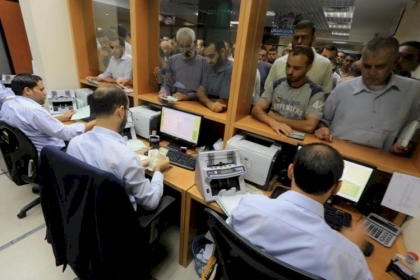 نقابة موظفي غزة تطالب بتحسين الدفعة المالية وصولاً إلى الراتب الكامل