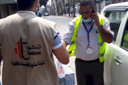 شبكة تمكين الأهلية توزع طرود على العاملين في محافظات غزة في ظل جائحة كورونا