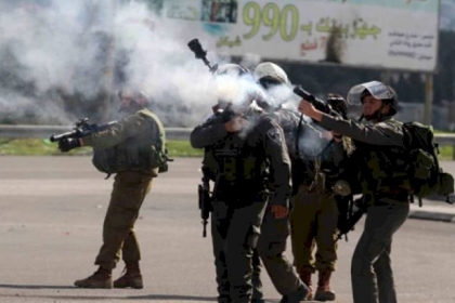 إصابة عشرات الطالبات بالاختناق إثر مهاجمة قوات الاحتلال لمدرسة شمال الخليل