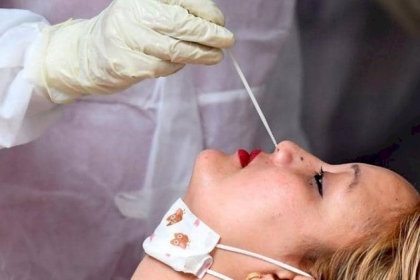 باحثون بريطانيون يكشفون "عيبا كبيرا" في فحوص كورونا