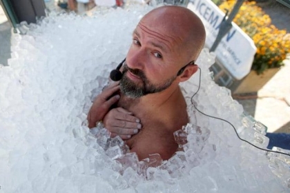 نمساوي يتحدى برودة الثلج.. ويسجل رقما قياسيا عالميا جديدا