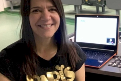 عجزوا عن مساعدتها.. شاهدوا أستاذتهم تلفظ أنفاسها عبر زووم