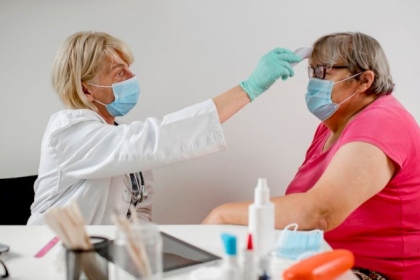 الاختلاف الرئيسي إذا كنت مصابا بـ "كوفيد-19" أو نزلة برد أو إنفلونزا