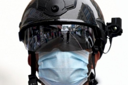 شاهد: خوذة ذكية في مواجهة (كورونا) تتيح الأكل واللمس