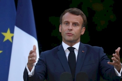 ماكرون للمسلمين: أنا آسف على الرسوم المسيئة وأرجو الرد عليها بسلام