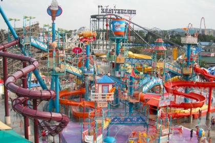 بالون ماء يصنع مشهدا مدهشا عند تفجيره... فيديو