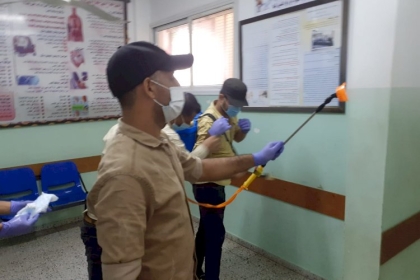 كوادر حركة فتح بمحافظة خانيونس تعقم المركز الصحي في بني سهيلا