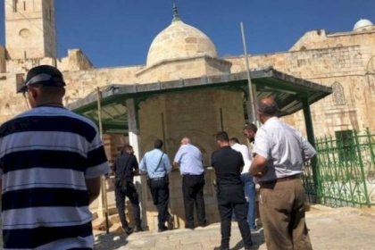 الاحتلال يبعد ثلاثة مواطنين بينهم صحفي عن المسجد الأقصى