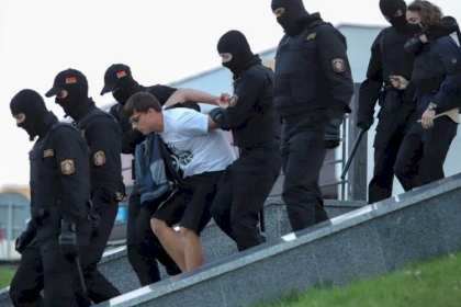 عشية لقاء لوكاشينكو وبوتين.. شرطة روسيا البيضاء تعتقل 774 متظاهراً