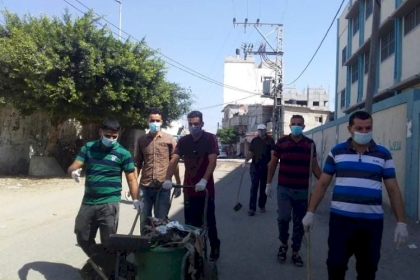 بالصور: كوادر فتحاوية  تستكمل حملة "مخيمنا جميل" التطوعية