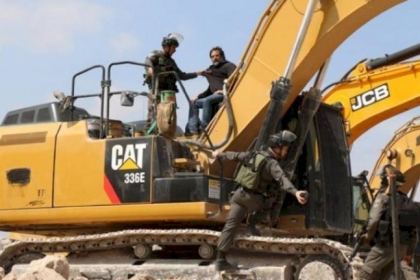 الاحتلال يستولي على جرافة ويعتقل سائقها جنوب قلقيلية