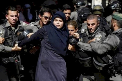 الاحتلال يعتقل سيدة وشابا ويقمع فعالية لمناسبة يوم الأم في القدس