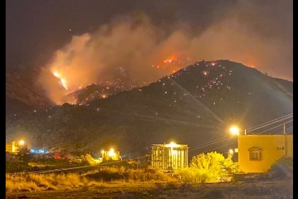 بالفيديو: اندلاع حريق ضخم في جبل "عمد" بمكة المكرمة