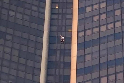 بالفيديو.. "سبايدرمان" يتسلق ناطحة سحاب بدون معدات أمان