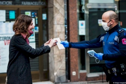 خبراء: فيروس (كورونا) قد يتجاوز حواجز الأقنعة وغسل اليدين