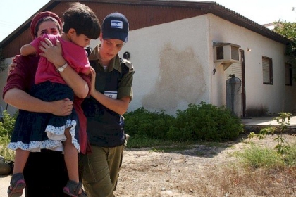 يديعوت أحرنوت: نتنياهو لديه سياسة منظمة فيما يتعلق بالقطاع رغم أنها ضارة ، ويشتكي منها مستوطني غلاف غزة