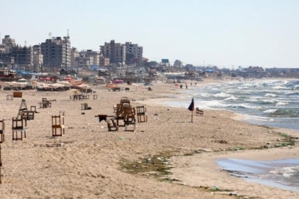 تعليمات للسباحة في بحر غزة