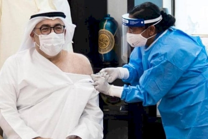 وزير الصحة الإماراتي يتلقى الجرعة الأولى من لقاح فيروس كورونا