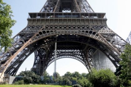 الشرطة الفرنسية تُخلي برج إيفل إثر إنذار أمني